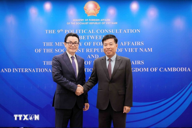 Le vice-ministre vietnamien des Affaires étrangères, Nguyên Manh Cuong (droite) et le secrétaire d'État cambodgien des Affaires étrangères et de la Coopération internationale, Ung Rachana. Photo : VNA