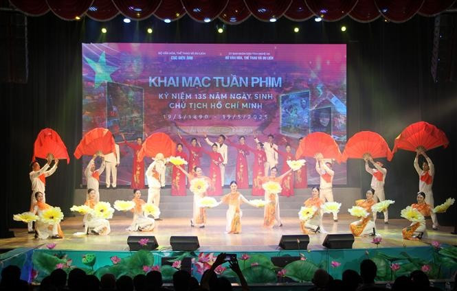 La Semaine du film célébrant le 135e anniversaire de la naissance du Président Ho Chi Minh (19 mai 1890 - 19 mai 2025) débute dans la soirée du 12 mai, au Théâtre de chansons folkloriques de Nghe An, ville de Vinh, province de Nghe An (Centre). Photo : VNA