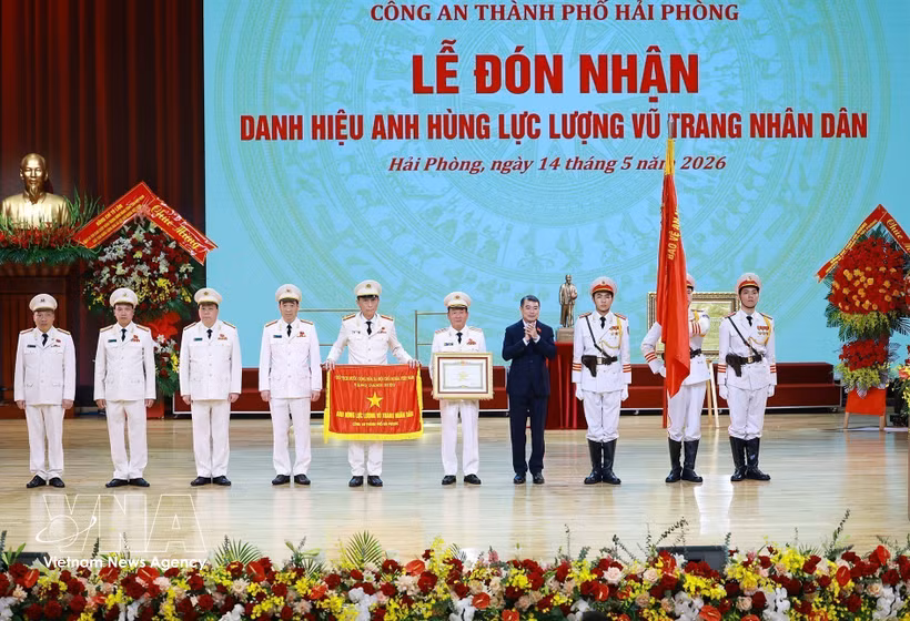 Remise du titre de Héros des Forces armées populaires à la Police de Hai Phong. Photo : VNA