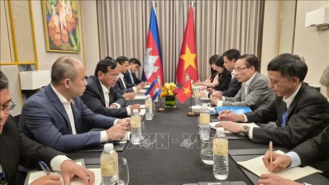 Le ministre Le Hoai Trung a rencontré le vice-Premier ministre et ministre des Affaires étrangères et de la Coopération internationale du Cambodge, Prak Sokhonn. Photo : VNA