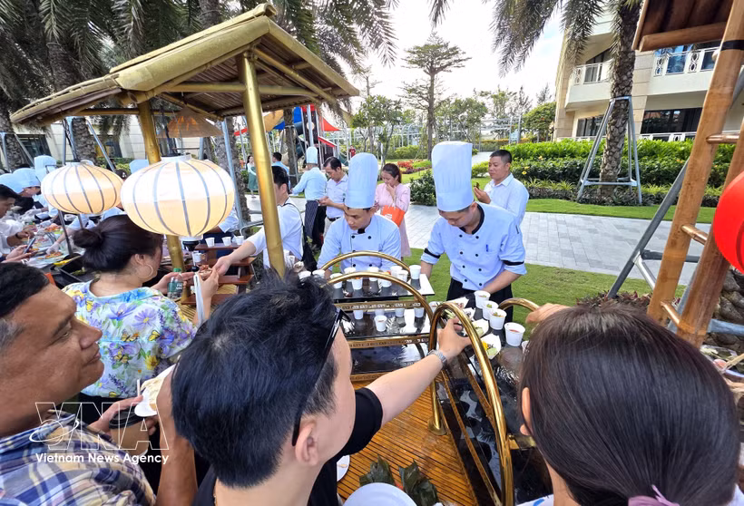 Les participants apprécient des spécialités culinaires lors d'un événement touristique. Photo : VNA