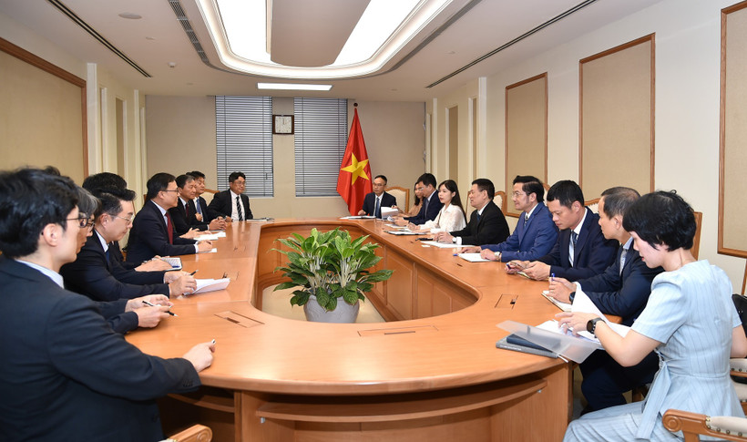 Le vice-Premier ministre a également discuté des questions liées à la construction d'une institution pour exploiter le centre financier international au Vietnam - Photo : VGP