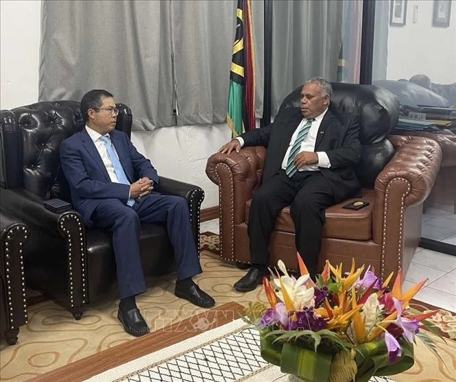 L'ambassadeur du Vietnam en Australie et au Vanuatu, Pham Hung Tam (à gauche) rencontre le Premier ministre Jotham Napat. Photo : VNA