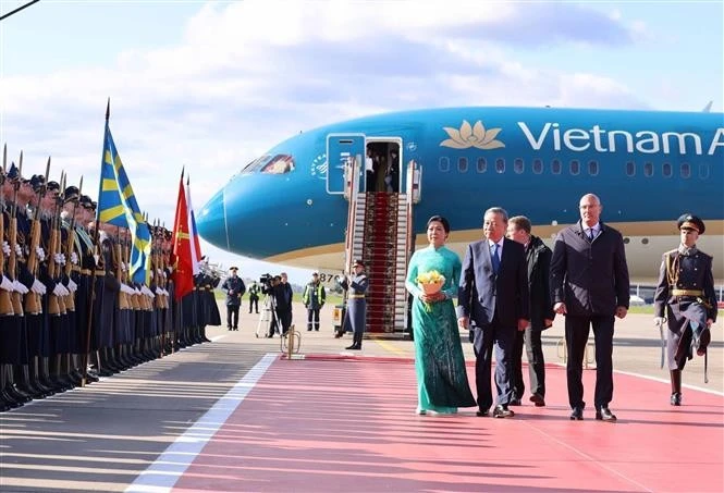 Le secrétaire général du Comité central du Parti communiste vietnamien, Tô Lâm, son épouse Ngô Phuong Ly et une délégation vietnamienne de haut rang arrivent à l'aéroport Vnukovo 2 de Moscou le 8 mai au soir (heure locale), entamant une visite officielle en Fédération de Russie. Photo : VNA