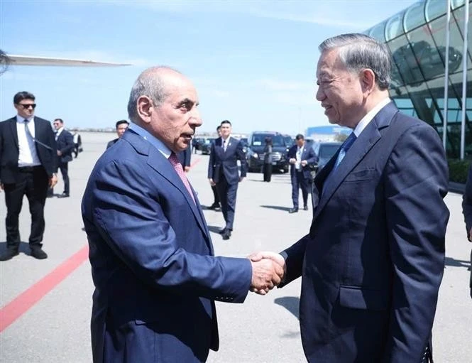 Le premier vice-Premier ministre d'Azerbaïdjan, Yagub Eyyubov salue le secrétaire général Tô Lâm (à droite) à l'aéroport international Heydar Aliyev, la capitale Bakou. Photo : Thong Nhat - VNA