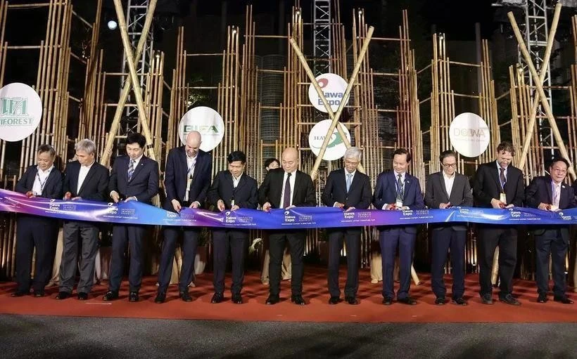 Les délégués coupent le ruban d'inauguration du salon. Photo: VNA