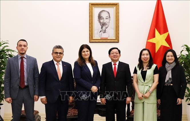 Le vice-Premier ministre vietnamien Ho Quoc Dung (troisième à partir de la droite) reçoit la ministre palestinienne des Affaires étrangères et des Expatriés, Varsen Aghabekian Shahin (3e à partir de la gauche). Photo : VNA