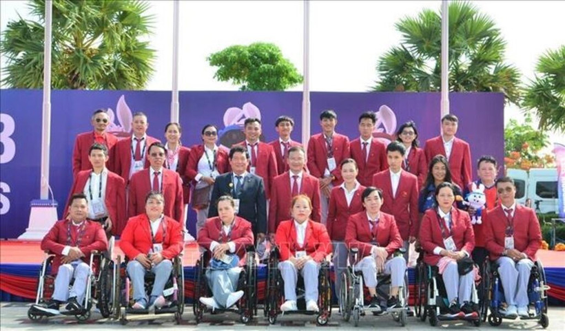 L'équipe paralympique vietnamienne assiste à la cérémonie de levée du drapeau des 12èmes Jeux paralympiques de l'ASEAN au Cambodge. Photo : VNA