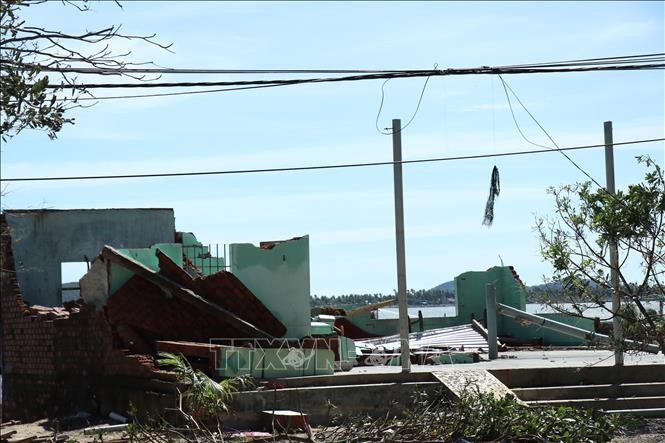Des maisons de la commune de Xuân Canh, dans la province de Dak Lak, se sont complètement effondrées. Photo : VNA