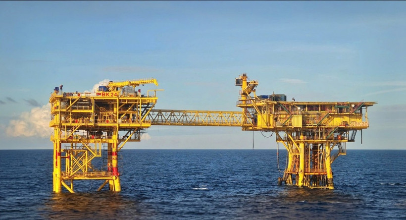 Installation complète de la plate-forme BK-24 et du pont de connexion à la plate-forme BK-20. Photo : https://nangluongvietnam.vn/