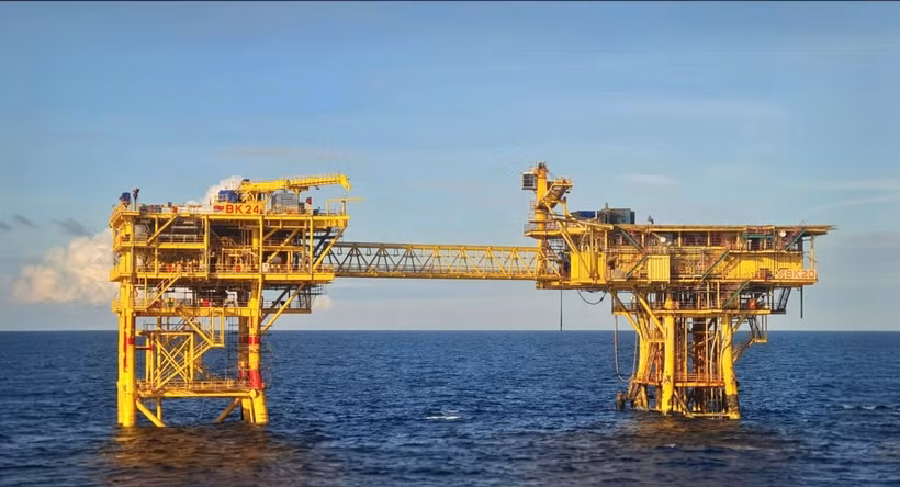 Installation complète de la plate-forme BK-24 et du pont de connexion à la plate-forme BK-20. Photo : https://nangluongvietnam.vn/