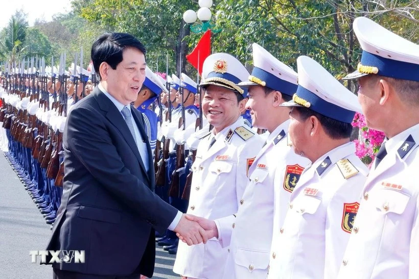 Le président de la République, Luong Cuong, présente ses vœux de Nouvel An aux unités des forces armées de la ville de Phu Quoc. Photo : VNA