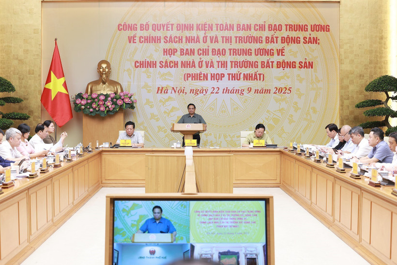 Le Premier ministre Pham Minh Chinh, président du Comité de pilotage des politiques de logement et du marché immobilier, préside la première réunion de cet organisme. Photo : VNA