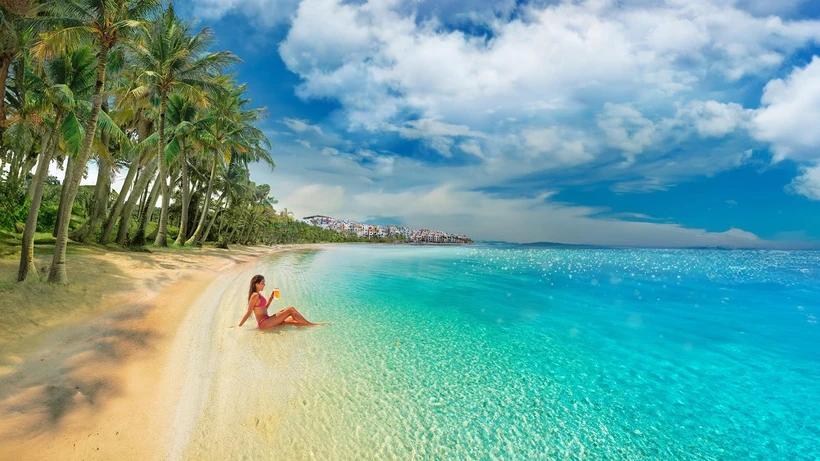 Profiter d'une plage privée et de boissons haut de gamme, les visiteurs seront perdus dans un paradis tropical. Photo : Sun Group