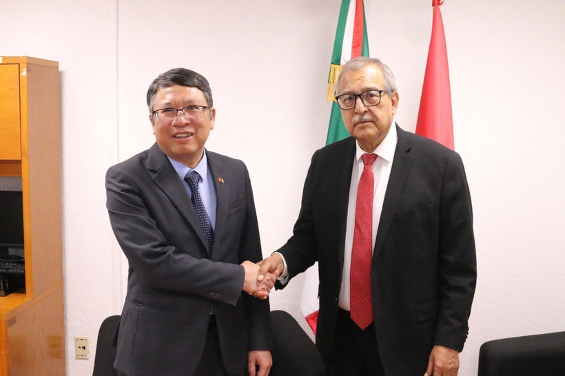Pedro Vazquez Gonzalez, président de la Commission des affaires étrangères de la Chambre des députés du Mexique et Nguyen Van Hai (gauche), ambassadeur du Vietnam au Mexique. Photo : VNA