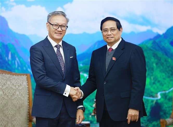 Le Premier ministre Pham Minh Chinh (droite) et le ministre lao des Affaires étrangères, Thongsavanh Phomvihane. Photo : VNA