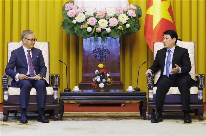 Le président Luong Cuong (droite) et le ministre lao des Affaires étrangères. Photo : VNA