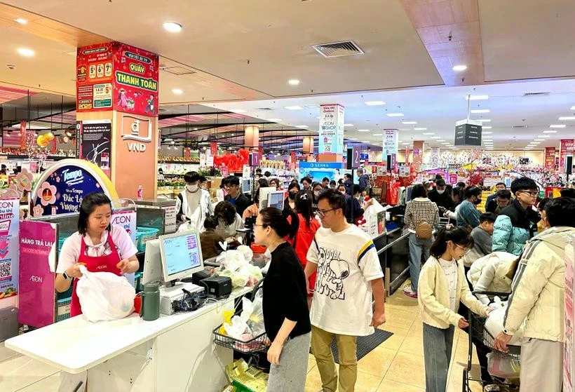 Des consommateurs font leurs courses dans un supermarché à Hanoï (Photo : VietnamPlus)