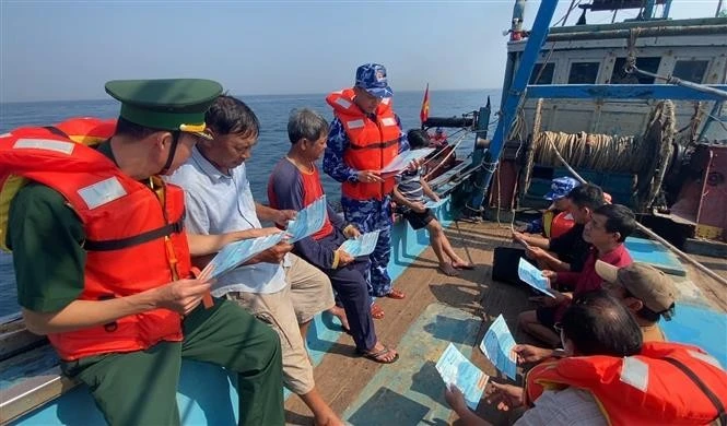 Sensibiliser les pêcheurs à lutter contre la pêche INN. Photo : VNA