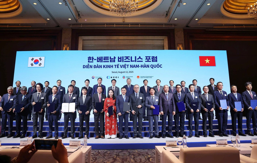 Lors de la cérémonie de remise du protocole d'accord entre le groupe technologique vietnamien CMC et Samsung C&T. Photo . VNA