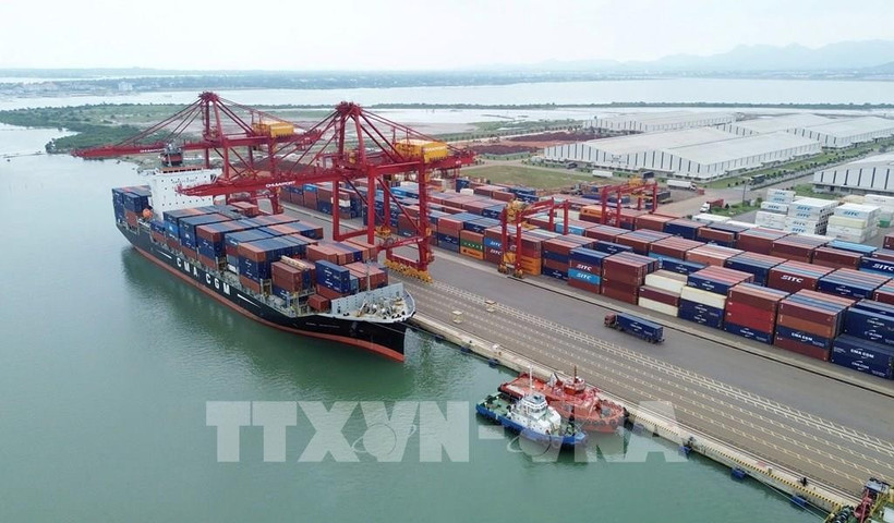 Un navire partenaire réceptionne un conteneur au poste d'amarrage n° 2 du port international de Chu Lai. Photo : VNA