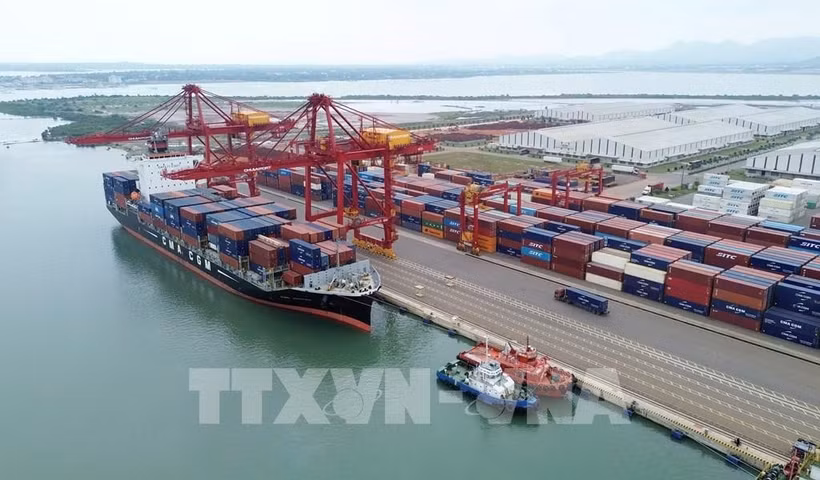 Un navire partenaire réceptionne un conteneur au poste d'amarrage n° 2 du port international de Chu Lai. Photo : VNA