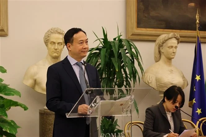 L'ambassadeur du Vietnam en Italie, Duong Hai Hung, lors de la conférence "Rencontre d'Asie" qui s'est tenue le 14 mars à l'hôtel de ville de Rome. Photo : VNA