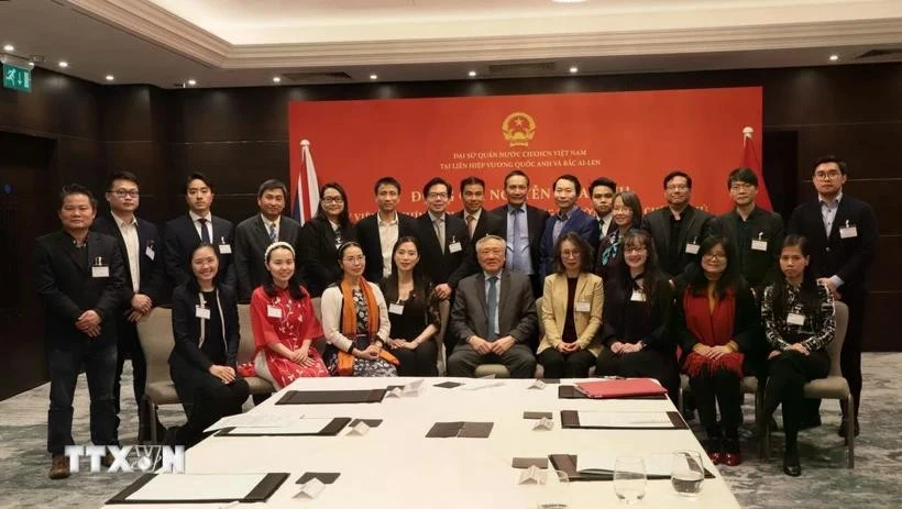 Le vice-Premier ministre permanent Nguyen Hoa Binh prend une photo avec les représentants de la Société intellectuelle vietnamienne au Royaume-Uni et en Irlande. Photo : VNA