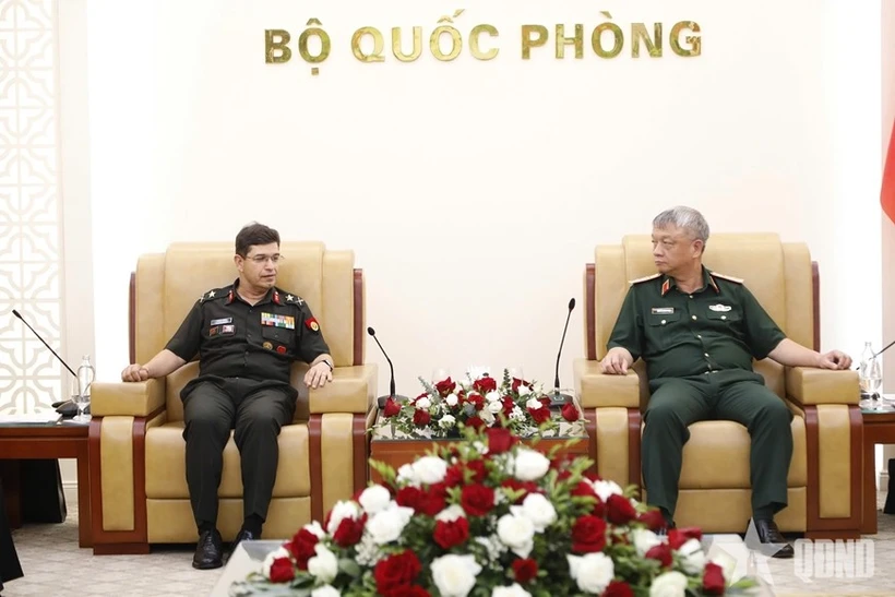 Le général de brigade Nguyen Quang Ngoc, membre du Comité central du Parti, membre de la Commission militaire centrale, chef adjoint de l'état-major général de l'Armée populaire du Vietnam (à droite) reçoit le général de division Akaash Johar, directeur adjoint du département de la coopération internationale du ministère de la Défense de l'Inde. Photo : qdnd