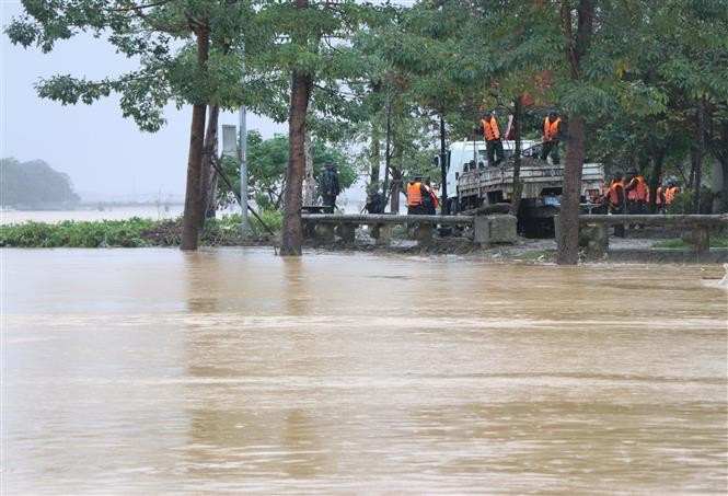 Vers 7 h 00 du 3 novembre, les niveaux d’eau des rivières Huong (Parfums) et Bô ont dépassé le seuil d’alerte 3. Photo : VNA