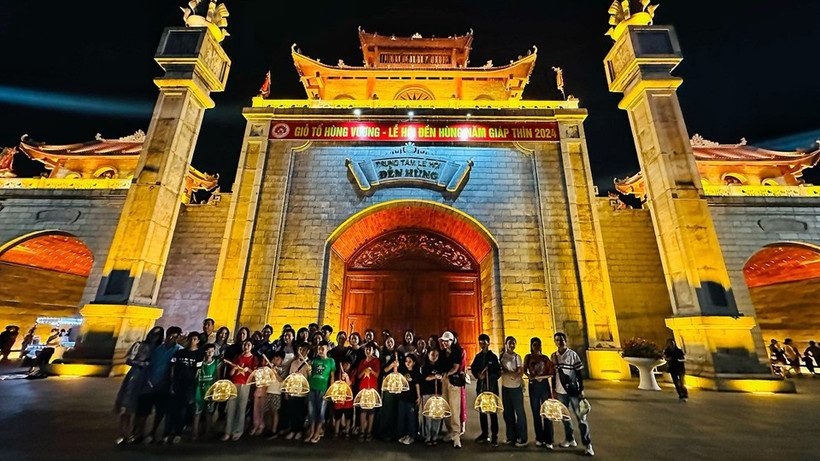 L'organisation de ce circuit nocturne vise à stimuler le tourisme et à promouvoir la Fête des rois Hùng auprès d'un large public. Photo : VNA