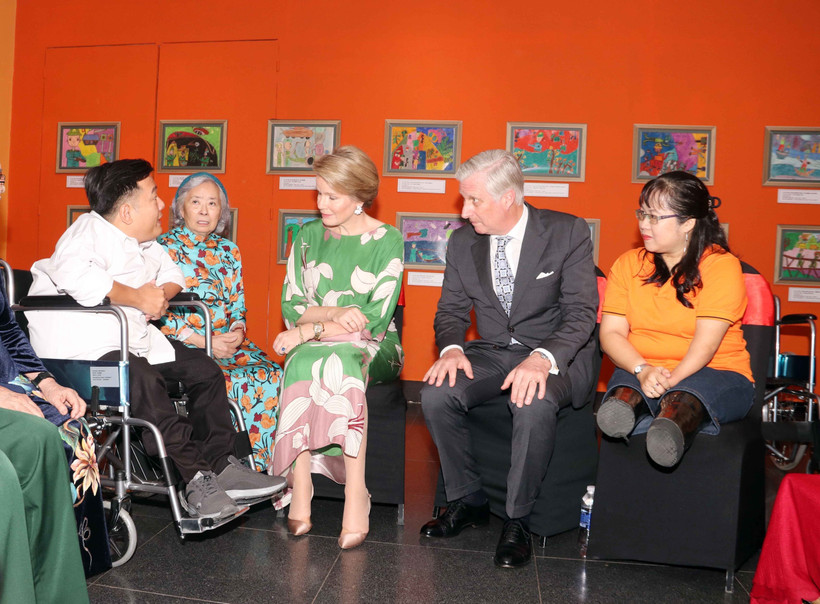 Le roi Philippe et la reine Mathilde de Belgique rencontrent des enfants touchés par l'agent orange. Photo : VNA