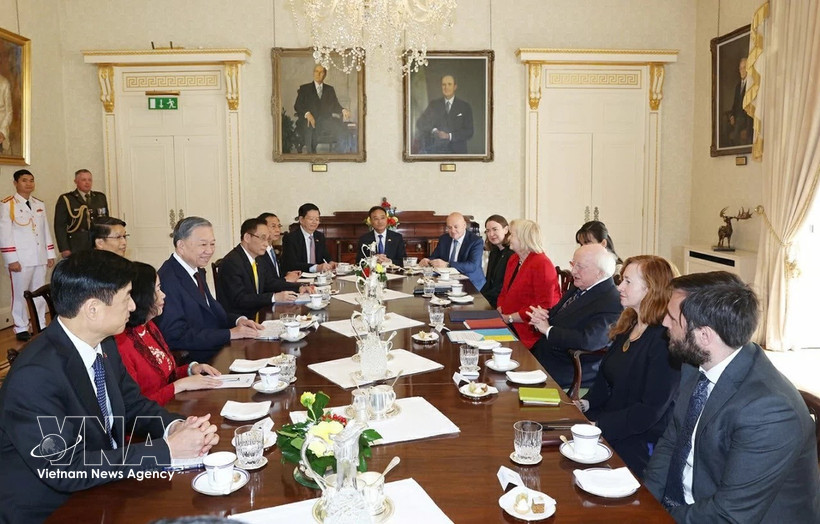Entretien entre le secrétaire général du Parti communiste du Vietnam et président vietnamien, To Lam, et le président irlandais, Michael Higgins, à Dublin, le 2 octobre 2024. Photo : VNA