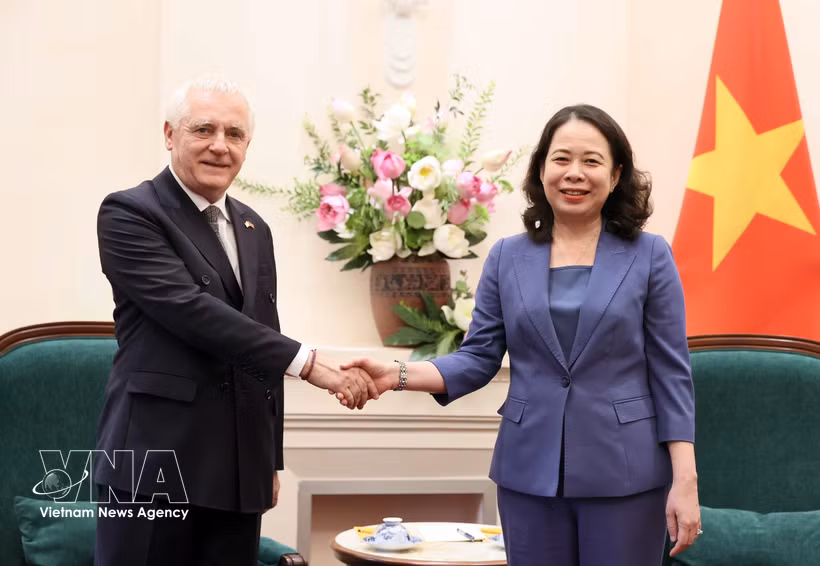 La vice-présidente de la République, Vo Thi Anh Xuan, reçoit l'ambassadeur d'Argentine au Vietnam, Marcos Antonio Bednarski, Photo : VNA