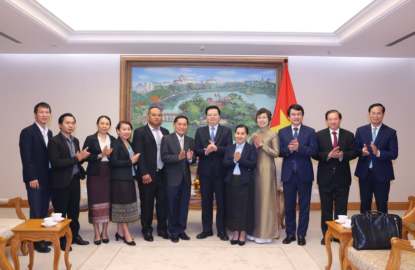 Le vice-Premier ministre Mai Van Chinh a reçu le 13 novembre, Hanoï, Vannasin Simmavong, directeur général de l’Agence de presse lao Pathet (KPL), en visite de travail au Vietnam. Photo : VNA