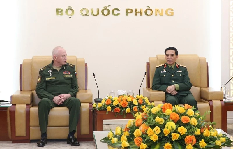 Le général Phan Van Giang, ministre de la Défense du Vietnam (droite) et le général de corps d'armée Alexander Vasilyevich Fomin, vice-ministre de la Défense de la Russie. Photo : ministère de la Défense du Vietnam.