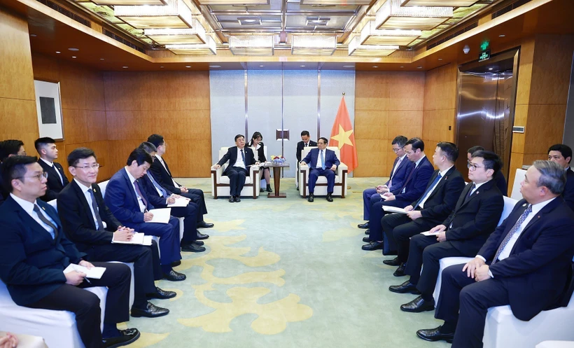 La rencontre entre le Premier ministre Pham Minh Chinh et Shen Bo, vice-président de la Société des Avions Commerciaux de Chine (Commercial Aircraft Corporation of China-COMAC). Photo : VNA