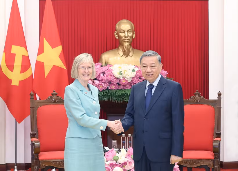 Le secrétaire général du Parti communiste du Vietnam To Lam reçoit l’ambassadrice d’Australie Gillian Bird. Photo : VNA