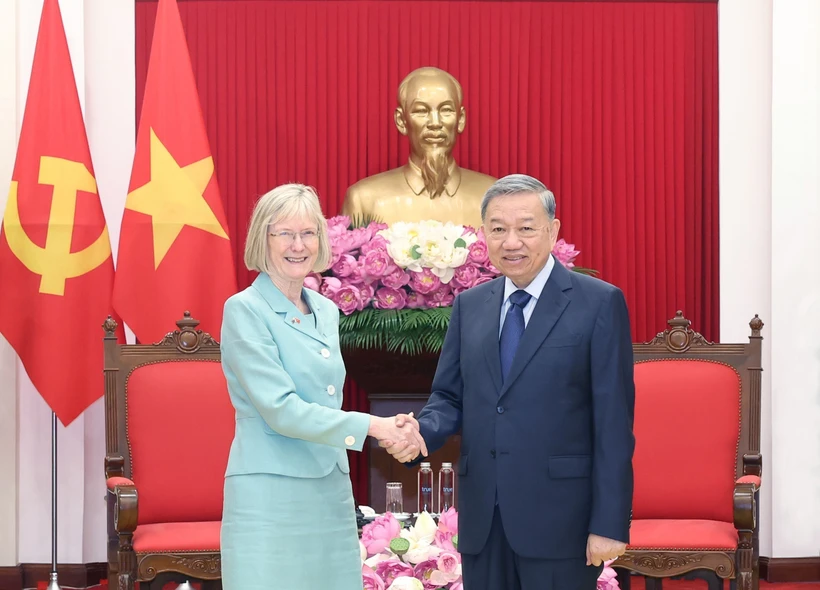 Le secrétaire général du Parti communiste du Vietnam To Lam reçoit l’ambassadrice d’Australie Gillian Bird. Photo : VNA