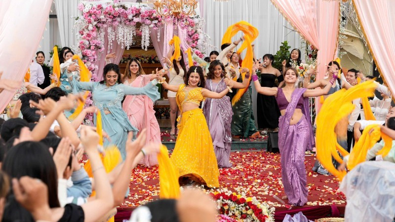 Des acteurs indiens lors du tournage d'une scène au Vietnam. (photo : nhandan.vn)