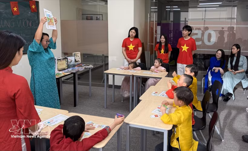 Les enseignants de vietnamien du CVCEC et du Viet Youth Readiness Hub animent un cours de vietnamien destiné aux enfants de la communauté vietnamienne au Canada. Photo : VNA.