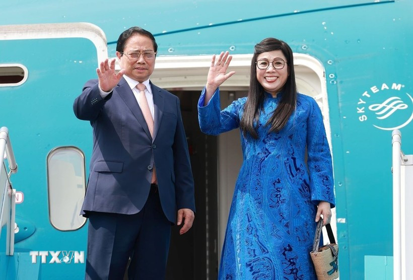 Le Premier ministre Pham Minh Chinh, et son épouse Le Thi Bich Tran, quittent Hanoï pour le Brésil afin de participer au Sommet élargi des BRICS 2025 et de mener des activités bilatérales. Photo : VNA