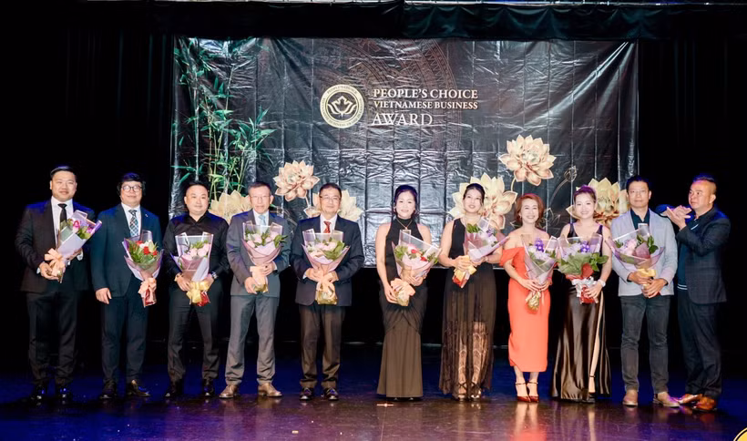 Le président de la VCBA, Ken Chau (à droite), remet des fleurs au comité organisateur du Prix de l'entrepreneuriat vietnamien au Canada 2026 lors de l'événement. Photo : Comité d'organisation