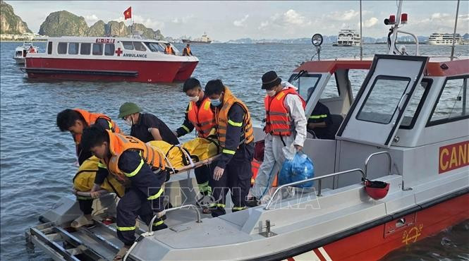 Les autorités de la province septentrionale de Quang Ninh ont confirmé, le 27 juillet, que les 39 victimes du naufrage du bateau touristique Vinh Xanh 58 dans la baie de Ha Long ont été retrouvées, ce marquant officiellement la fin des opérations de recherche. Photo : VNA