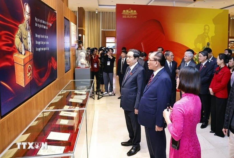 Le président de l'Assemblée nationale, Tran Thanh Man, l'ancien secrétaire général du Parti Nong Duc Manh, et des délégués visitent le musée de l'Assemblée nationale du Vietnam. Photo : VNA