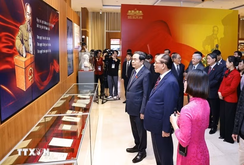 Le président de l'Assemblée nationale, Tran Thanh Man, l'ancien secrétaire général du Parti Nong Duc Manh, et des délégués visitent le musée de l'Assemblée nationale du Vietnam. Photo : VNA