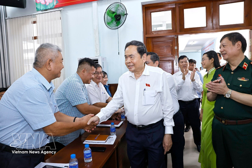Le président de l'Assemblée nationale à l’écoute d'électeurs de Ho Chi Minh-Ville. Photo : VNA