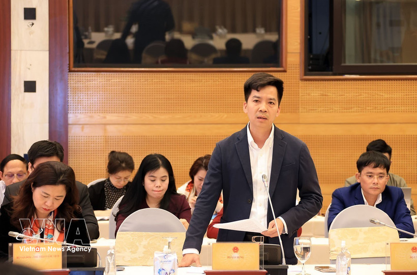 Un représentant du ministère de la Construction répond aux questions des journalistes des agences de presse. Photo : VNA