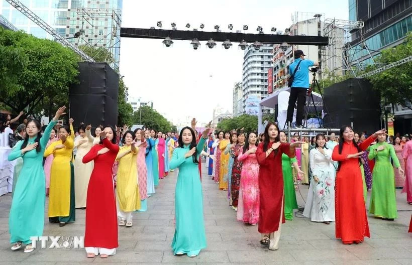 Un spectacle de grande envergure rassemblant 50 000 participants vêtus de cette tenue traditionnelle lors du 11e Festival de l’ao dai de Ho Chi Minh-Ville. Photo : VNA