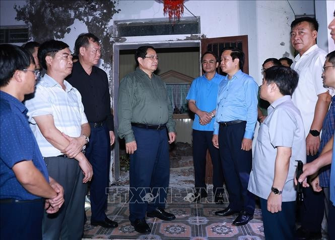 Dans la soirée du 30 septembre, le Premier ministre Pham Minh Chinh s’est rendu dans les communes côtières de Ninh Binh, gravement touchées par le typhon n°10 (Bualoi). Photo : VNA